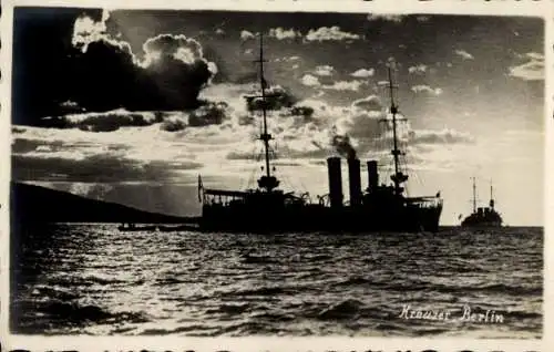 Foto Ak Deutsches Kriegsschiff, Kreuzer Berlin im Gegenlicht