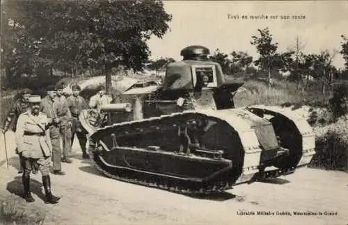 Ak Französischer Panzer auf einer Straße, marschierende Soldaten