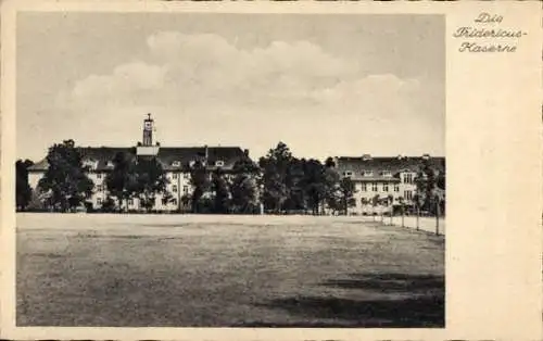 Ak Neuruppin in Brandenburg, Fridericus-Kaserne, Panzer-Regiment 6, Kasernenhof, Stabsgebäude