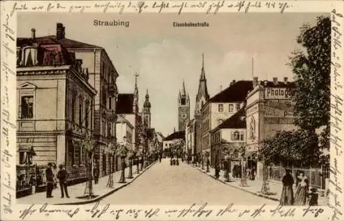 Ak Straubing an der Donau Niederbayern, Eisenbahnstraße mit Häusern, Türmen, Menschen, nmotiv