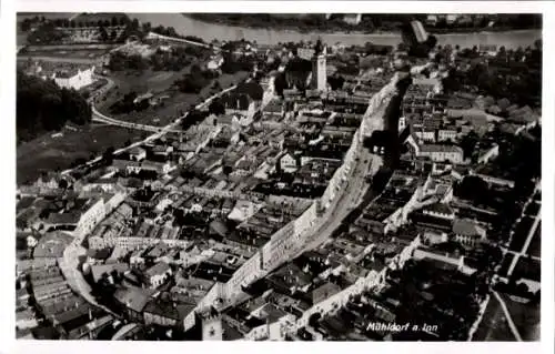 Ak Mühldorf am Inn Oberbayern, Luftaufnahme von Mühldorf, Stadtansicht, Fluss im Hintergrund,  Ge