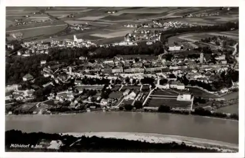 Ak Mühldorf am Inn Oberbayern, Luftaufnahme von  Fluss, Landschaft, Stadtansicht