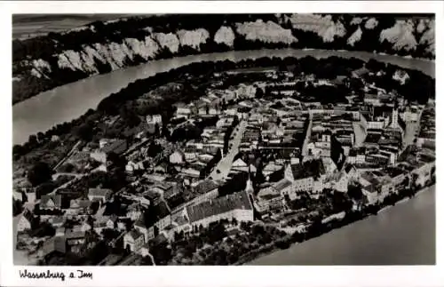 Ak Wasserburg am Inn Oberbayern, Luftaufnahme von Wasserburg, Fluss, alte Architektur, Berge