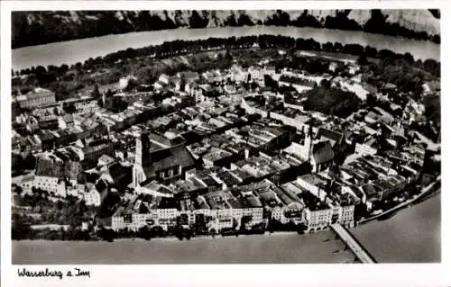 Ak Wasserburg am Inn Oberbayern, Luftaufnahme von Wasserburg,  Stadtanordnung, schwarze und weiße
