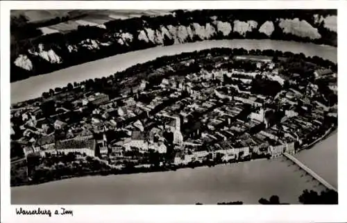 Ak Wasserburg am Inn Oberbayern, Luftaufnahme von  Fluss, Stadtansicht,  Architektur