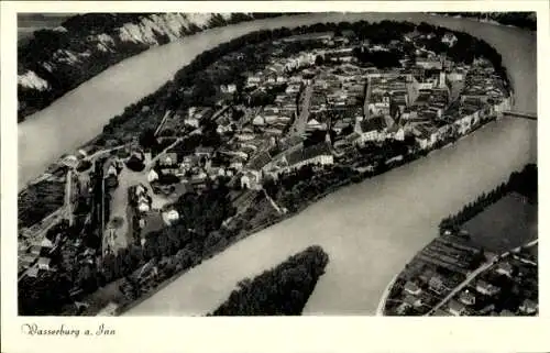Ak Wasserburg am Inn Oberbayern, Luftaufnahme von Wasserburg, Innfluss, Stadtansicht,  Gebäude