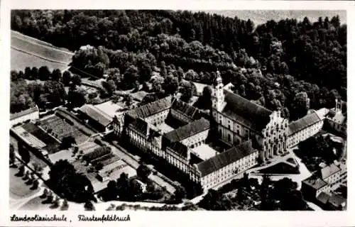 Ak Fürstenfeldbruck in Oberbayern, Landpolizeischule,  Gebäude, Luftaufnahme, schöne Landschaft