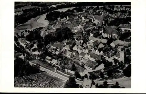 Ak Landsberg am Lech Oberbayern, Luftaufnahme von  viele Häuser und Flüsse