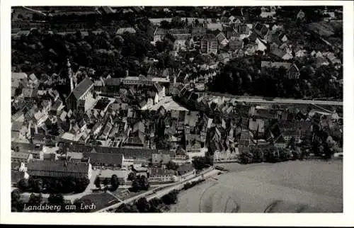 Ak Landsberg am Lech Oberbayern, Luftaufnahme von   Gebäude, Stadtansicht