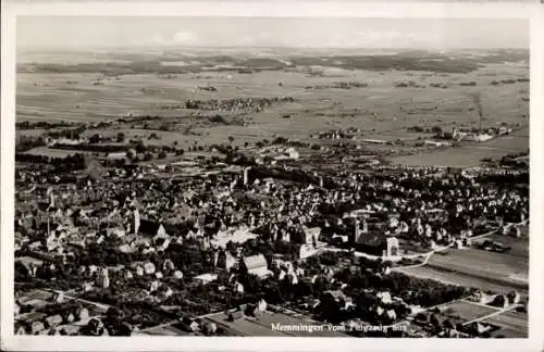 Ak Memmingen in Schwaben, Luftaufnahme von  Stadtansicht, Landschaft, Schwarz-Weiß