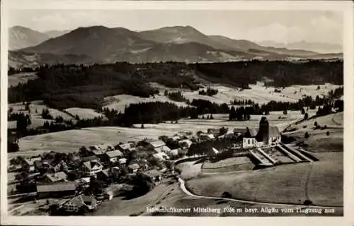 Ak Mittelberg im Allgäu, Luftaufnahme von  Berge, Häuser, Kirche