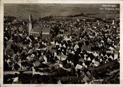 Ak Nördlingen in Schwaben, Luftaufnahme von  viele Häuser, Kirche, ländliche Umgebung