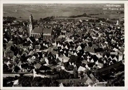 Ak Nördlingen in Schwaben, Luftaufnahme von  viele Häuser, Kirche, ländliche Umgebung
