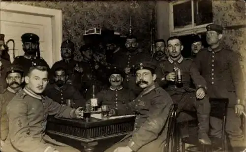 Foto Ak Deutsche Soldaten in Uniformen, Gruppenfoto, Kaiserzeit, Wohnstube, Tisch