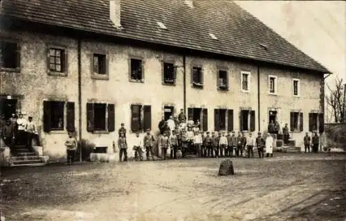Foto Ak Deutsche Soldaten in Uniformen, Wohnhaus, I. WK