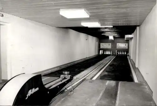 Foto Ak Kegelbahn, Innenansicht, Zwei Bahnen