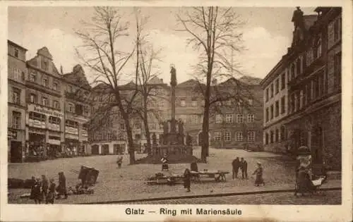 Ak Kłodzko Glatz Schlesien, Ring mit Mariensäule, historische Architektur, Bäume, Menschen