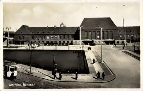 Ak Gliwice Gleiwitz Schlesien, Hauptbahnhof, Straßenseite