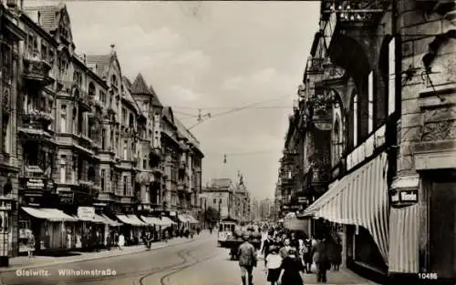 Ak Gliwice Gleiwitz Oberschlesien, Wilhelmstraße, historische Gebäude, Fußgänger, Straßenverkehr