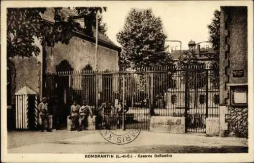 Ak Romorantin Lanthenay Loir et Cher, Caserne Deflandre, historisches Gebäude, Zäune, Menschen...