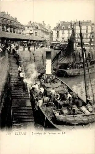 Ak Dieppe Seine Maritime, L'arrivee du Poisson, Ankunft des Fischerbootes, Ausladen des Fangs, LL.