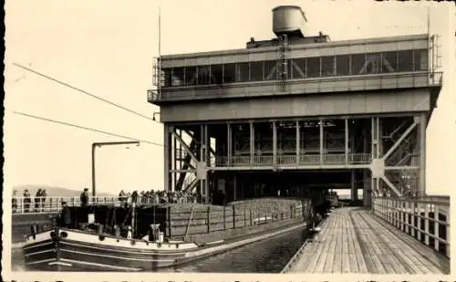 Ak Niederfinow Kreis Barnim, Frachtschiff im Schiffshebewerk