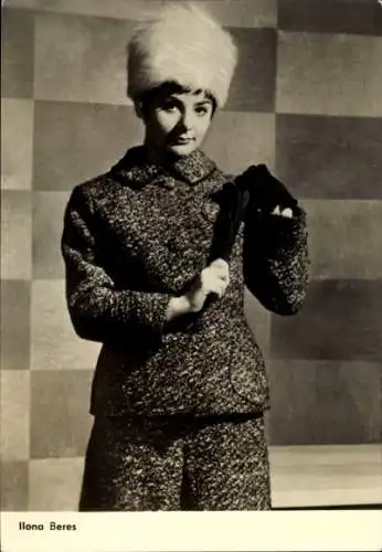 Ak Schauspielerin Ilona Beres, Die zweite Liebe, Männer und Flaggen