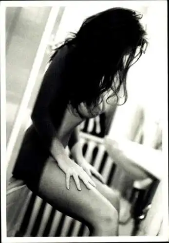 Ak Nackte Frau im Badezimmer, Erotik