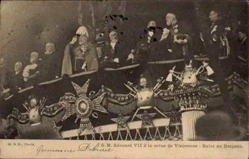 Ak SM Edouard VII. bei der Rezension von Vincennes, Salut au Drapeau
