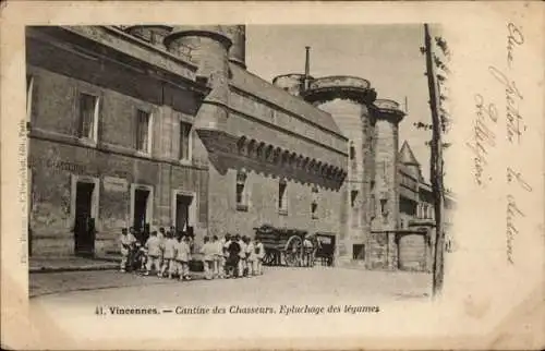 Ak Vincennes Val de Marne, Cantine des Chausseurs, Epluchage des légumes