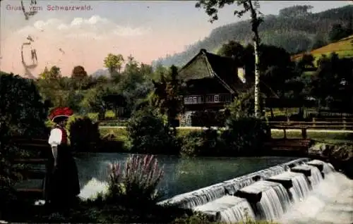 Ak Gruß vom Schwarzwald, Frau in Volkstracht am Fluss, Wehr, Wohnhaus