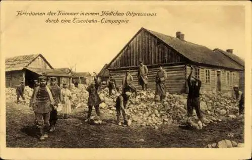 Ak Ostpreußen, Forträumen der Trümmer in einem Städtchen durch eine Eisenbahn Kompanie