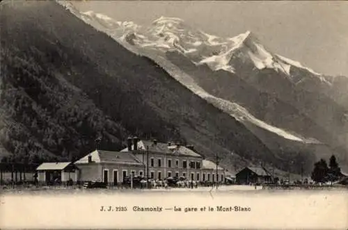 Ak Chamonix Mont Blanc Haute Savoie, Berglandschaft, Bahnhof, Mont-Blanc im Hintergrund