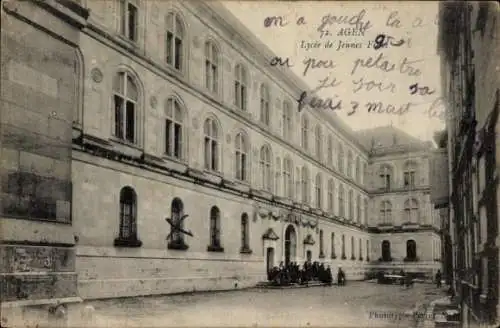 Ak Agen Lot et Garonne, Lycée de Jeunes F, Gebäudefassade, Schülergruppe im Hof