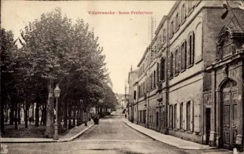 Ak Villefranche sur Saône Rhône, Straße mit Bäumen und historischen Gebäuden, beschriftet als ...