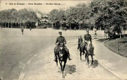 Ak Bois de Boulogne Hauts de Seine, Reiter in Uniform, Parc Landschaft, Pavillon Chinois