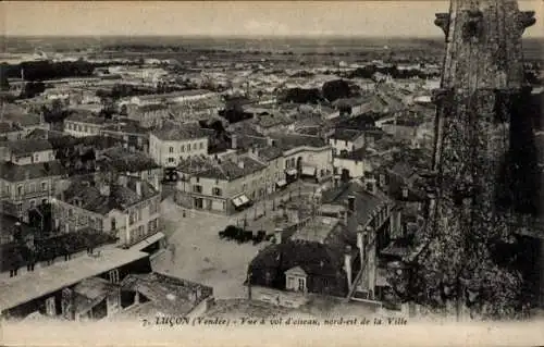Ak Luçon Vendée, Luftaufnahme von  Vendée, nordöstlicher Blick auf die Stadt
