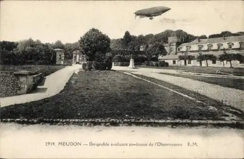 Ak Meudon Hauts de Seine, Luftschiff über Observatorium, Gartenlandschaft, Bäume, Gebäude