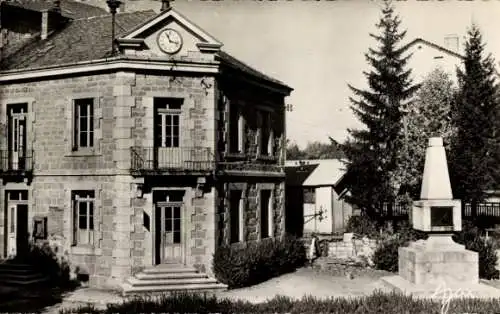 Ak Le Chambon sur Lignon Haute Loire, Mairie, Monument aux Morts, Uhr, Bäume, Gebäude