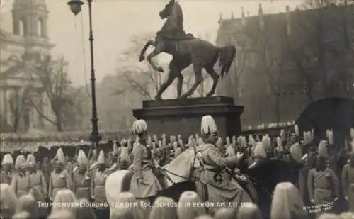 Ak Berlin Tiergarten, Truppenverteilung vor dem Schloss, Reiterstatue, Soldaten auf Pferden, h...