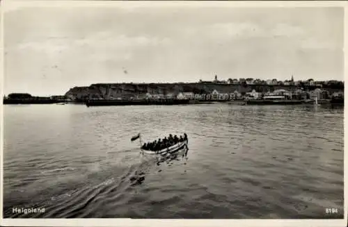 Ak Nordseeinsel Helgoland, Schöne Küstenlandschaft, Boot mit Passagieren, ruhiges Wasser