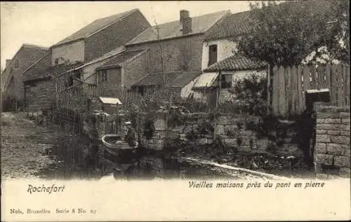 Ak Rochefort sur Loire Maine et Loire, Alte Häuser am Steinbrücke, Boot auf dem Wasser, ruhige...