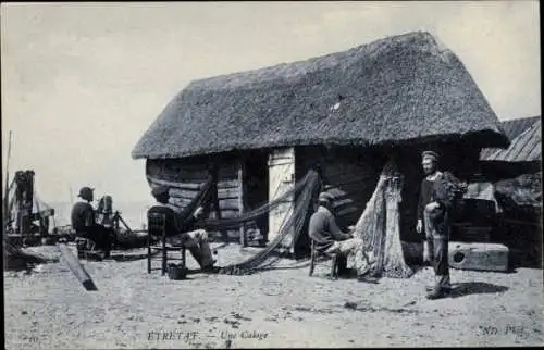 Ak Étretat Seine Maritime, Haus mit Strohdach, Menschen, Schiffsnetze, ländliche Szenerie