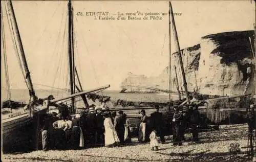 Ak Étretat Seine Maritime, Verkauf von Fisch, Ankunft eines Fischerboots, Strand, Klippen im H...
