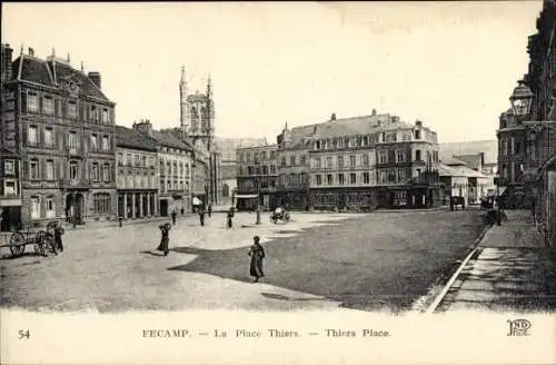 Ak Fécamp Seine Maritime, Vorderansicht von Place Thiers, historische Architektur, Menschen au...