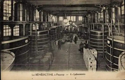 Ak Fécamp Seine Maritime, Blick in das Laboratorium, große Tanks, Menschen, Industrielles Ambi...