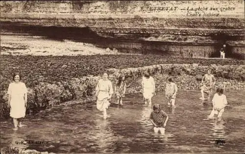 Ak Étretat Seine Maritime, Frauen im Wasser, Krabbenfischen, Steilwand im Hintergrund