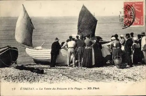 Ak Étretat Seine Maritime, Fischer am Strand, Boote, Frauen in traditioneller Kleidung, Meer i...