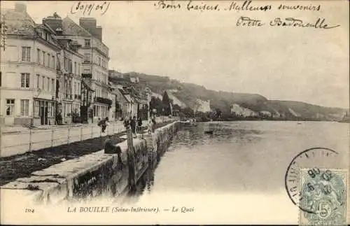 Ak La Bouille Seine Maritime, Uferpromenade mit Gebäuden, Wasser, Bäumen, steilen Klippen