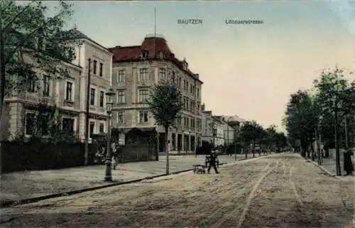 Ak Bautzen in der Oberlausitz, Straße mit Gebäuden, Bäume, historischer Stil, Postkarte